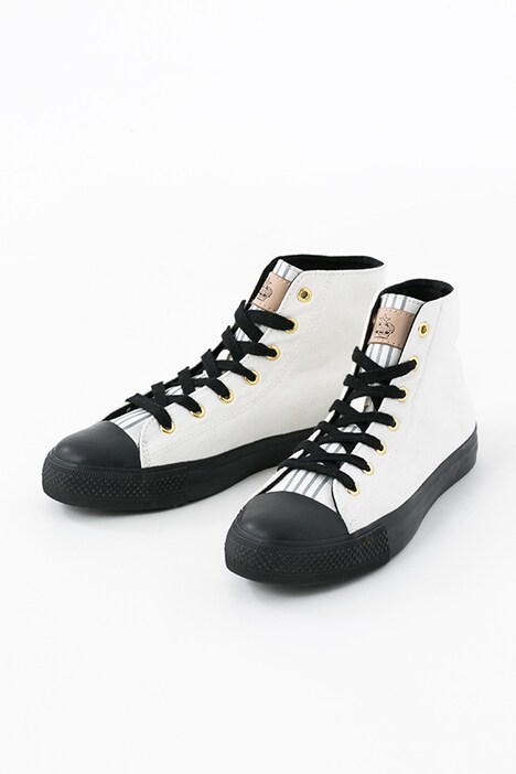 キタコレモデルのハイカットスニーカー。