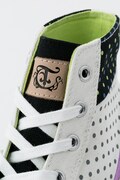 THRIVEモデルのハイカットスニーカー。