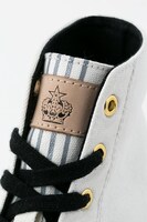 キタコレモデルのハイカットスニーカー。