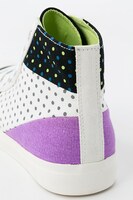 THRIVEモデルのハイカットスニーカー。