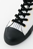 キタコレモデルのハイカットスニーカー。