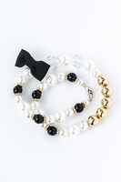 ブレスウォッチは時計とチャームを取り外すことができる。