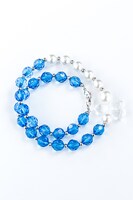 ブレスウォッチは時計とチャームを取り外すことができる。