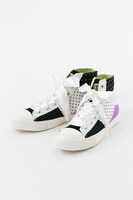 THRIVEモデルのハイカットスニーカー。