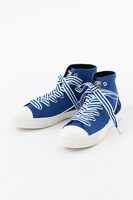 MooNsモデルのハイカットスニーカー。