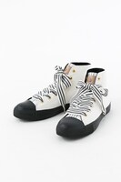 キタコレモデルのハイカットスニーカー。