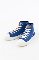 MooNsモデルのハイカットスニーカー。