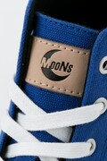 MooNsモデルのハイカットスニーカー。