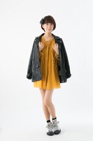 キタコレモデルのハイカットスニーカーの使用イメージ。