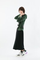 THRIVEモデルのハイカットスニーカーの使用イメージ。