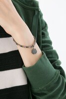 阿修悠太モデルのブレスレットの使用イメージ。