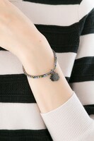 愛染健十モデルのブレスレットの使用イメージ。