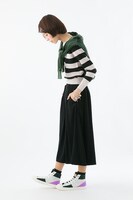 THRIVEモデルのハイカットスニーカーの使用イメージ。