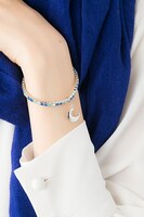 王茶利暉モデルのブレスレットの使用イメージ。