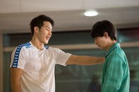 ドラマ「男水！」第2話の場面写真。左が競泳選手の瀬戸大也。