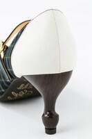 オズ＝ベザリウスモデルのパンプス。