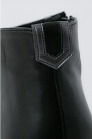 ギルバート＝ナイトレイモデルのブーティ。