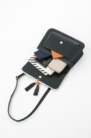 ヴィンセント= ナイトレイモデルのショルダーバッグ。