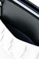 ギルバート＝ナイトレイモデルのハンドバッグ。