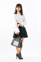 ギルバート＝ナイトレイモデルのハンドバッグ着用例。