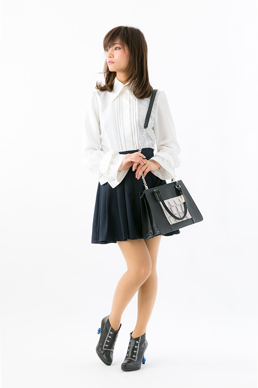 ギルバート＝ナイトレイモデルのハンドバッグ着用例。