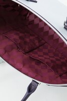 ザークシーズ＝ブレイクモデルのハンドバッグ。