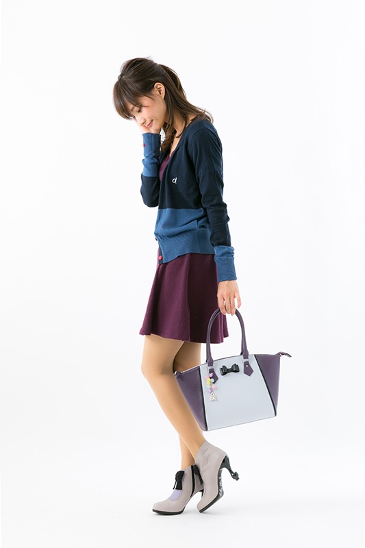 ザークシーズ＝ブレイクモデルのハンドバッグ着用例。