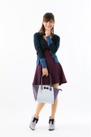 ザークシーズ＝ブレイクモデルのハンドバッグ着用例。