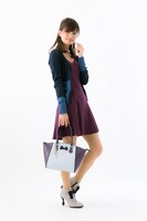 ザークシーズ＝ブレイクモデルのハンドバッグ着用例。