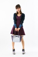 ザークシーズ＝ブレイクモデルのハンドバッグ着用例。