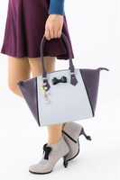 ザークシーズ＝ブレイクモデルのハンドバッグ着用例。