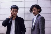 映画「ダブルミンツ」場面写真。左から田中俊介演じる市川光央、淵上泰史演じる壱河光夫。