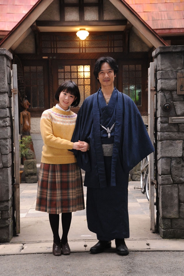 左から一色亜希子役の高畑充希、一色正和役の堺雅人。
