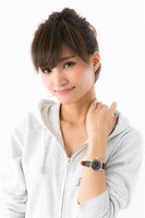 烏野高校モデル腕時計の着用イメージ。