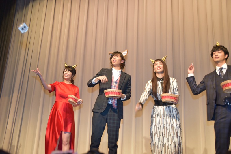 豆まきの様子。