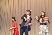 豆まきをするキャストたち。