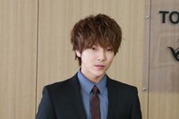 ユナク演じる蜂野信也。