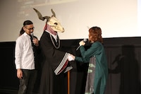 エリアスと握手する種崎敦美と、エリアスの背後から「やあ、チセ」と声をあてる竹内良太。