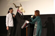 エリアスと握手する種崎敦美と、エリアスの背後から「やあ、チセ」と声をあてる竹内良太。