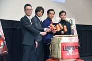舞台挨拶中に行われた鏡開きの様子。左から浄園祐プロデューサー、浪川大輔、栗田貫一、小池健監督。