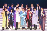後列左より山下誠一郎、佐藤拓也、前野智昭、浅利遼太、榎木淳弥、鳥海浩輔、田丸篤志。前列左より興津和幸、山下大輝、新垣樽助、市来光弘、増田俊樹、石川界人、濱健人。