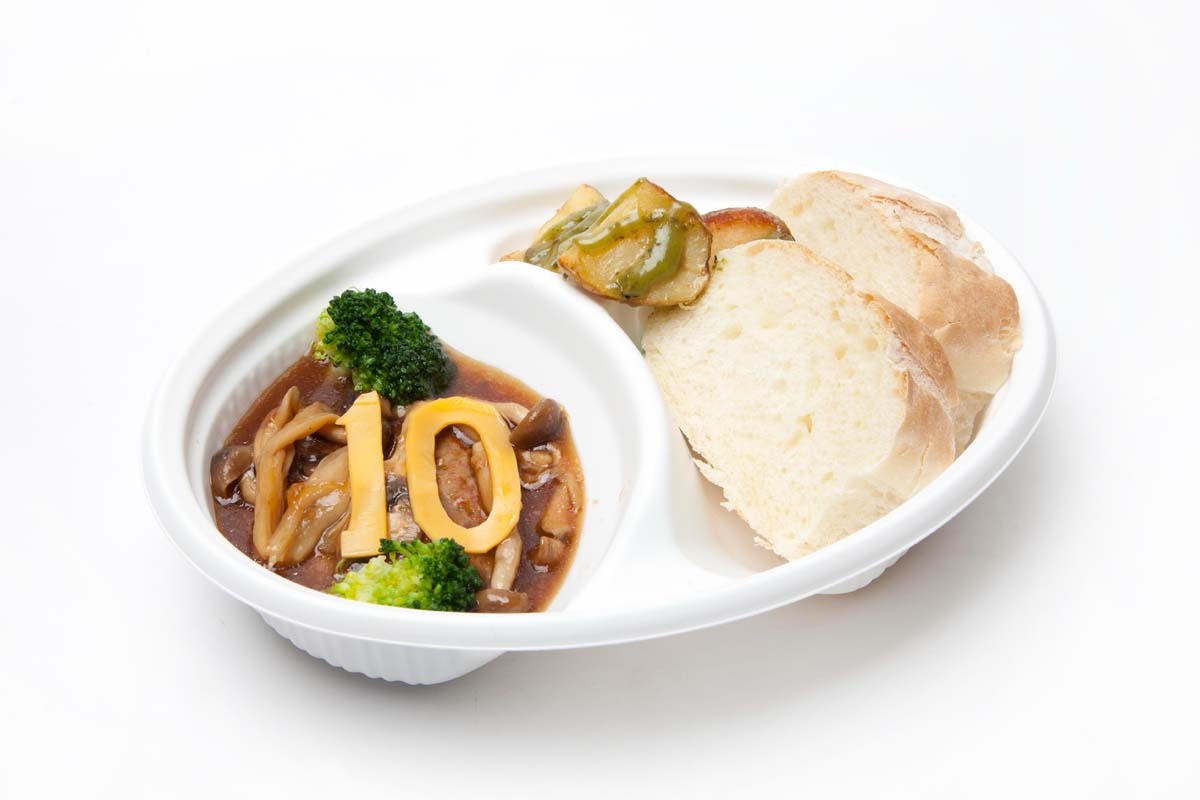 「城谷さんちの晩ごはん『じっくり煮込みハンバーグ』」（3月10日～21日まで提供） ※写真・画像は制作途中のため、実際とは異なる場合があります。