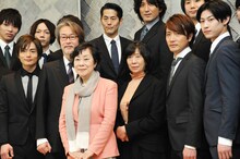 舞台「エッグ・スタンド」の製作発表記者会見の様子。前列左から3番目が萩尾望都。