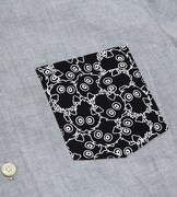 「遊☆戯☆王デュエルモンスターズ」クリボー増殖ポケットシャツの胸ポケット部分。