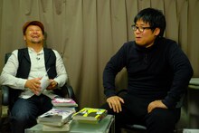 左からケンドーコバヤシ、荒木光。