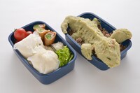 トレンディエンジェルたかし作のキャラ弁「ベヒモス、ライザさんのおっぱいを求めて」。