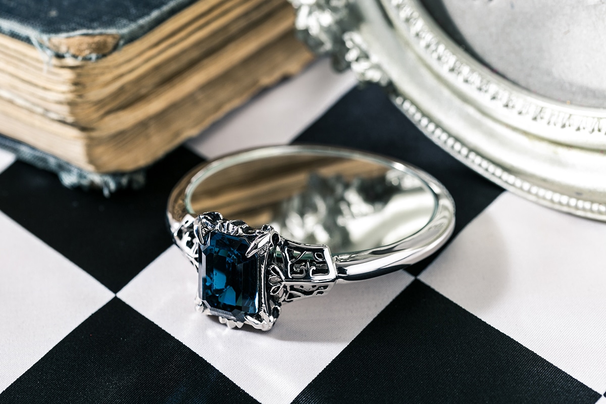 「黒執事 Book of Circus」ミラー