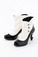 「黒執事 Book of Circus」セバスチャン・ミカエリスモデルのショートブーツ。