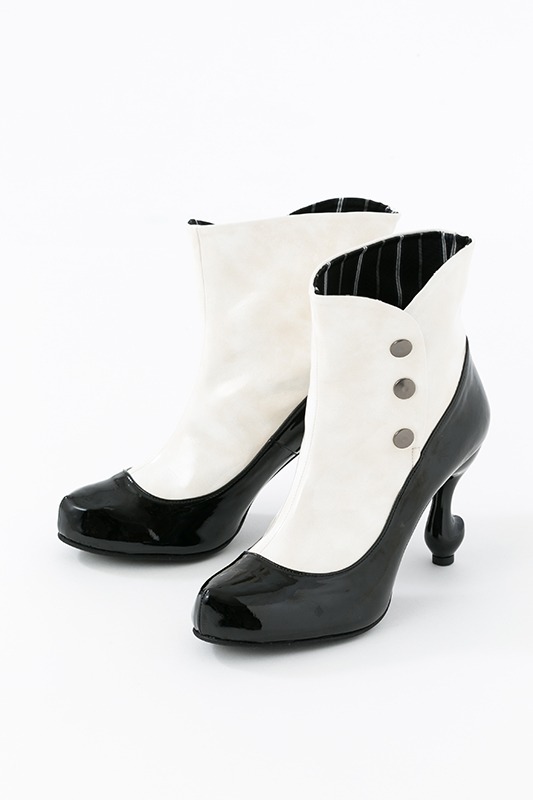 「黒執事 Book of Circus」セバスチャン・ミカエリスモデルのショートブーツ。