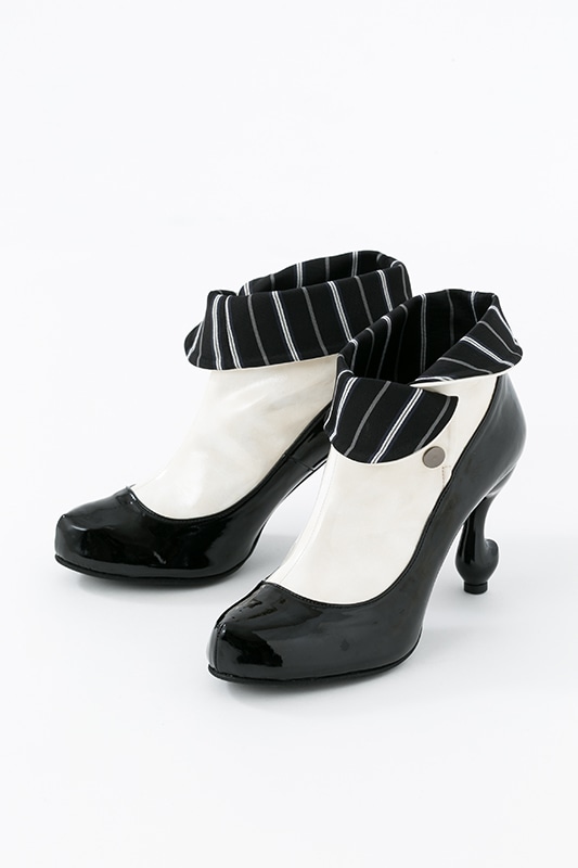 「黒執事 Book of Circus」セバスチャン・ミカエリスモデルのショートブーツ。